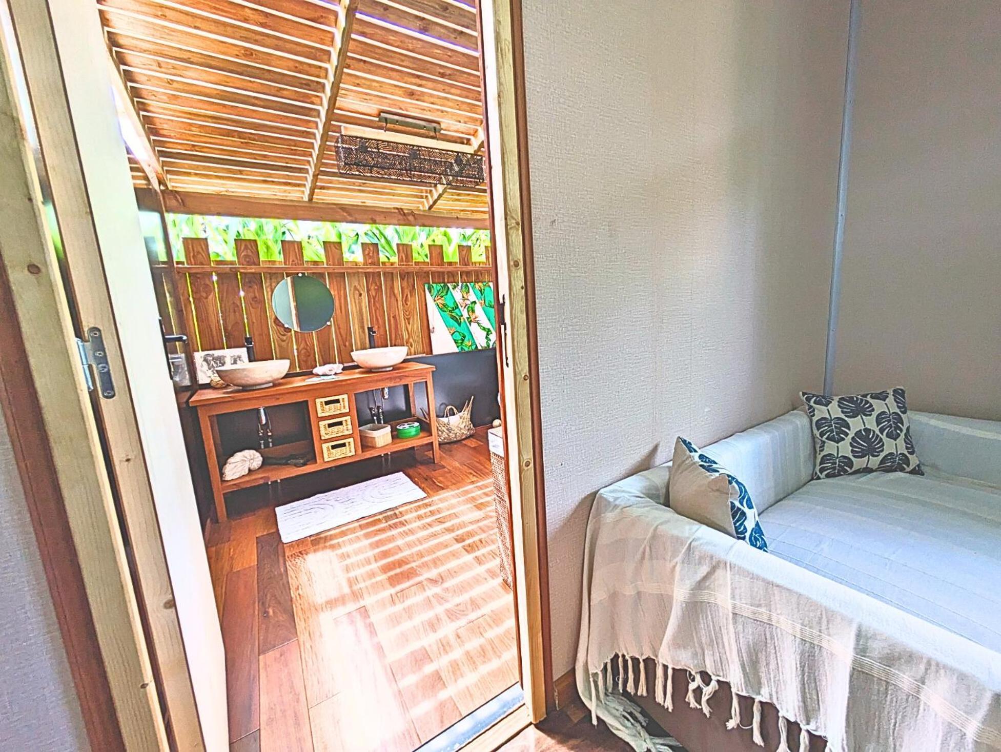 Natura Om Teahupoo Surf Lodge Toanoano Esterno foto
