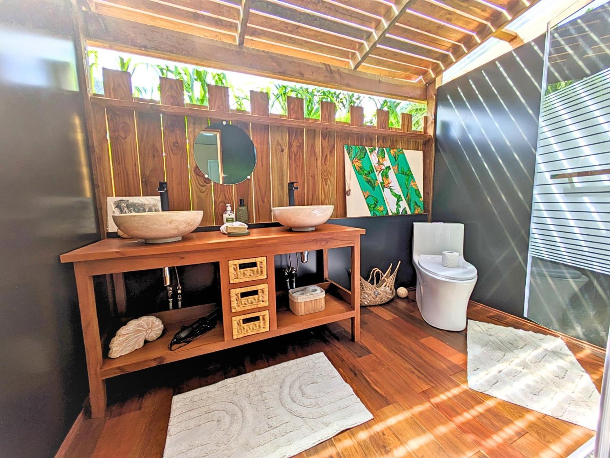 Natura Om Teahupoo Surf Lodge Toanoano Esterno foto